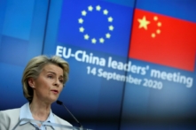 Chủ tịch Ủy ban Âu Châu Ursula von der Leyen đang tham dự một cuộc họp báo sau hội nghị thượng đỉnh trực tuyến với nhà lãnh đạo Trung Quốc Tập Cận Bình tại Brussels, Bỉ, hôm 14/09/2020. (Ảnh: Yves Herman/Pool/AFP/Getty Images)