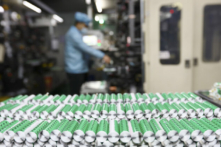 Pin lithium trong xưởng của một công ty sản xuất pin lithium ở Hoài Bắc, tỉnh An Huy, miền đông Trung Quốc, vào ngày 14/11/2020. (Ảnh: STR/AFP qua Getty Images)
