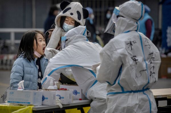 Một bé gái được các nhân viên y tế lau chùi khi làm xét nghiệm acid nucleic COVID-19 ở quận Đông Thành, Bắc Kinh, Trung Quốc vào ngày 23/01/2021. (Ảnh: Kevin Frayer/Getty Images)