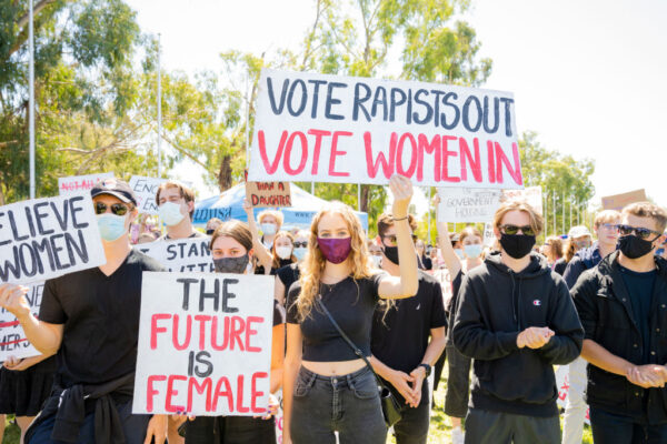 Những người biểu tình tham dự Cuộc tập hợp Tuần hành vì Công lý cho Phụ nữ ở Canberra, Úc, vào ngày 15/03/2021. (Ảnh: Jamila Toderas/Getty Images)