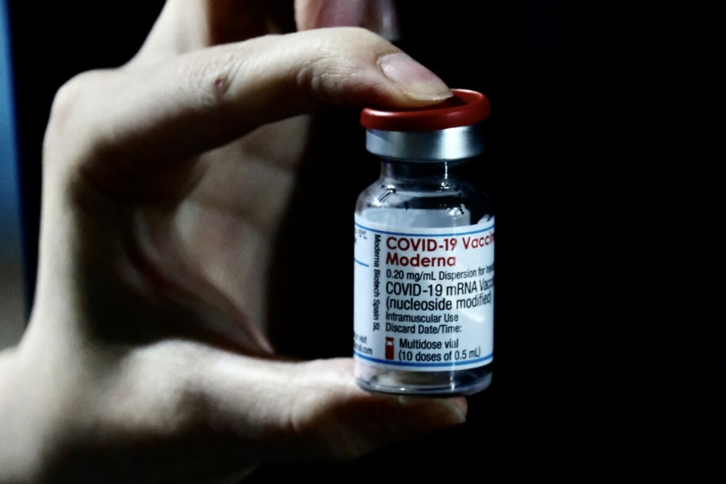 Một nhân viên y tế cho thấy vaccine Moderna chống virus corona Covid-19 tại Bệnh viện Tử Tế Đài Bắc ở Thành phố Tân Bắc, vào ngày 09/06/2021. (Ảnh: Sam Yeh/AFP qua Getty Images)