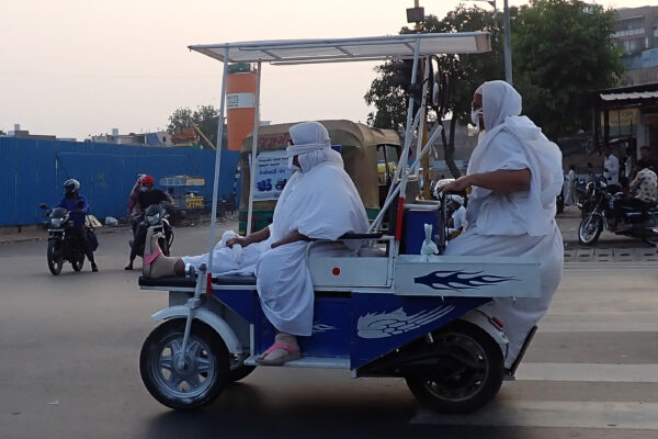 Các nhà sư Jain đi trên một chiếc xe điện dọc theo một con đường ở Ahmedabad, Ấn Độ, vào ngày 20/11/2021. (Ảnh: Sam Panthaky/AFP qua Getty Images)