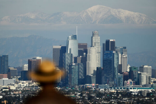 Đường chân trời của trung tâm thành phố Los Angeles nhìn từ Khu giải trí Tiểu bang Kenneth Hahn ở Los Angeles, California vào ngày 15/12/2021. (Ảnh: Patrick T. Fallon/Getty Images)
