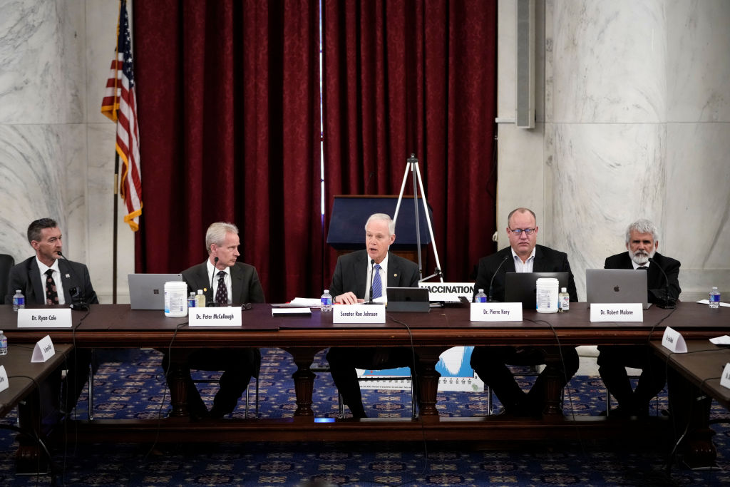 Thượng nghị sĩ Ron Johnson (Cộng Hòa- Wisconsin) (giữa) nói trong một cuộc thảo luận nhóm có nhan đề COVID-19: Một quan điểm ​​thứ cấp ở Thủ đô Hoa Thịnh Đốn, hôm 24/01/2022. (Ảnh: Drew Angerer/Getty Images)