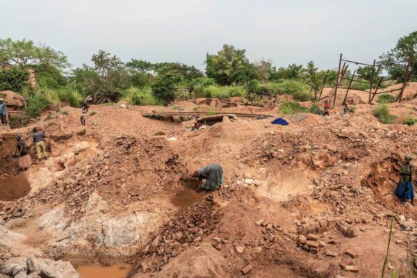 Các công ty Trung Quốc đang cạnh tranh với AVZ Minerals của Úc để giành quyền kiểm soát các mỏ lithium ở Cộng hòa Dân chủ Congo, trong đó có mỏ này ở Manono được chụp ảnh hồi tháng 05/2022. (Ảnh: Junior Kannah/AFP qua Getty Images)