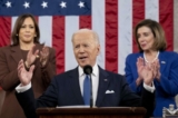 Tổng thống Joe Biden đến để trình bày Thông điệp Liên bang với sự chứng kiến của Phó Tổng thống Kamala Harris (bên trái) và Chủ tịch Hạ viện Nancy Pelosi (Dân Chủ-California) trong phiên họp chung của Quốc hội tại Phòng họp Hạ viện của Điện Capitol Hoa Kỳ ở Hoa Thịnh Đốn vào ngày 01/03/2022. (Ảnh: Saul Loeb/Pool/Getty Images)