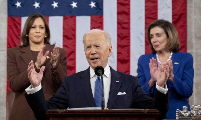 Tổng thống Joe Biden đến để trình bày Thông điệp Liên bang với sự chứng kiến của Phó Tổng thống Kamala Harris (bên trái) và Chủ tịch Hạ viện Nancy Pelosi (Dân Chủ-California) trong phiên họp chung của Quốc hội tại Phòng họp Hạ viện của Điện Capitol Hoa Kỳ ở Hoa Thịnh Đốn vào ngày 01/03/2022. (Ảnh: Saul Loeb/Pool/Getty Images)