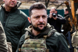 Tổng thống Ukainian Volodymyr Zelensky đứng ở thị trấn Bucha, phía tây bắc thủ đô Kiev của Ukraine, hôm 04/04/2022. (Ảnh: Ronaldo Schemidt//AFP qua Getty Images)
