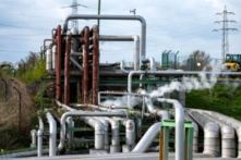 Đường ống cung cấp tại nhà máy lọc dầu Ruhr Oel của BP Gelsenkirchen GmbH ở Gelsenkirchen, Đức, hôm 08/03/2022. (Ảnh: Ina Fassbender/AFP qua Getty Images)