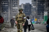 Một người lính Nga tuần tra trên một con đường ở Mariupol, Ukraine, vào ngày 12/04/2022. (Ảnh: Alexander Nemenov/AFP qua Getty Images)