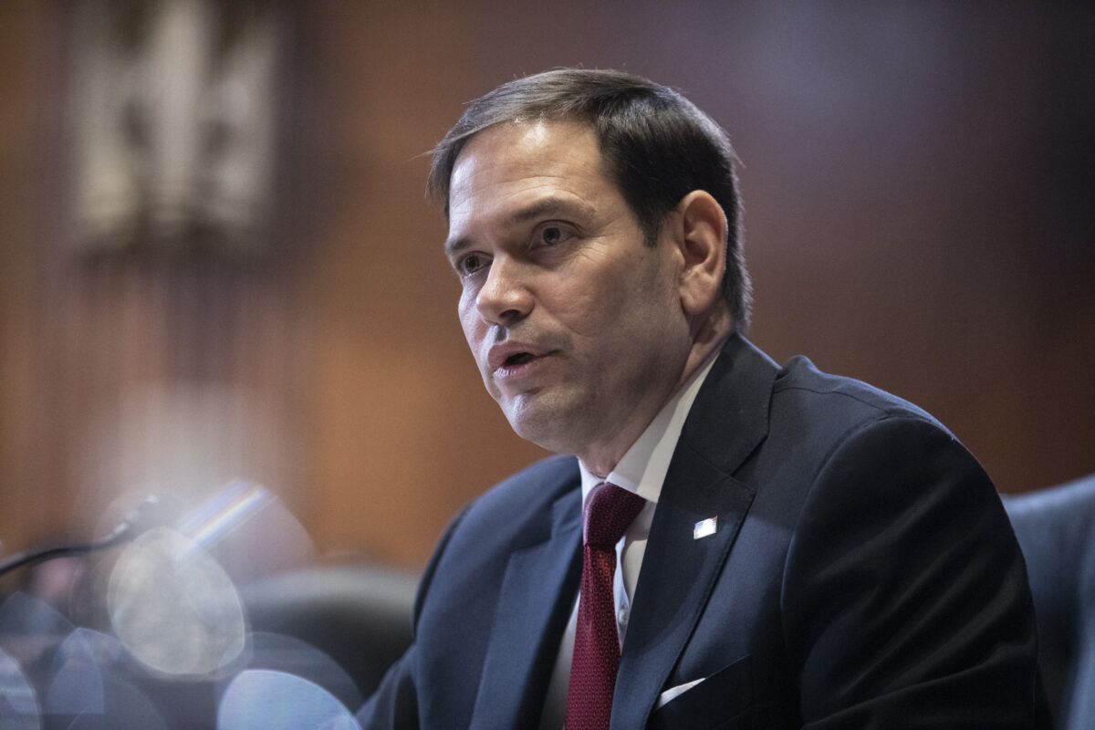 Thượng nghị sĩ Marco Rubio (Cộng Hòa-Florida) trình bày trong một phiên điều trần của Tiểu ban Phân bổ Ngân sách Thượng viện về Lao động, Giáo dục, Y tế và Dịch vụ Nhân sinh, và các Cơ quan Hữu quan tại Capitol Hill ở Hoa Thịnh Đốn, vào ngày 17/05/2022. (Ảnh: Anna Rose Layden/Pool/Getty Images)