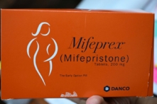 Mifepristone (Mifeprex), một trong hai loại thuốc được sử dụng trong phương pháp phá thai bằng thuốc, được trưng bày tại Phòng khám Sản phụ khoa ở Santa Teresa, New Mexico, hôm 15/06/2022. (Ảnh: Robyn Beck/AFP qua Getty Images)
