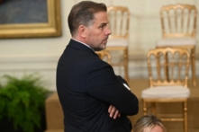 Ông Hunter Biden tham dự buổi lễ trao Huân chương Tự do của Tổng thống để vinh danh 17 người nhận, tại Phòng phía Đông của Tòa Bạch Ốc ở Hoa Thịnh Đốn, vào ngày 07/07/2022. (Ảnh: Saul Loeb/AFP qua Getty Images)