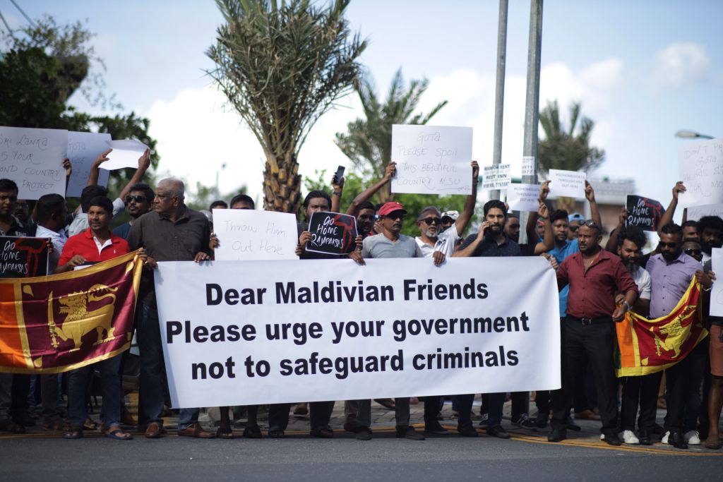 Những người Sri Lanka sống ở Maldives tổ chức một cuộc biểu tình ở Male hôm 13/07/2022, để phản đối sự xuất hiện của cựu Tổng thống Gotabaya Rajapaksa, người đang đào thoát khỏi đất nước sau khi hàng ngàn người biểu tình tràn vào dinh thự chính thức của ông, cáo buộc ông phải chịu trách nhiệm về cuộc khủng hoảng kinh tế tồi tệ nhất ở Sri Lanka. (Ảnh: Photo by -/AFP qua Getty Images)