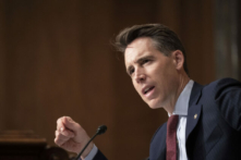 Thượng nghị sĩ Josh Hawley (Cộng Hòa-Missouri) nói chuyện trong một Tiểu ban An ninh Nội địa của Thượng viện về các Mối đe dọa Mới nổi và Giám sát Chi tiêu tại Capitol Hill ở Hoa Thịnh Đốn vào ngày 03/08/2022. (Ảnh: Drew Angerer/Getty Images)