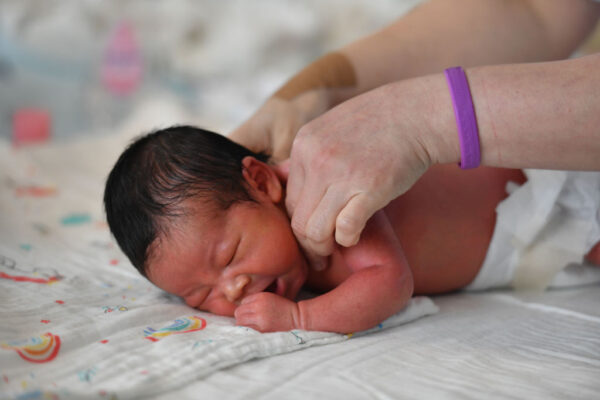 Một y tá chăm sóc cho trẻ sơ sinh tại Bệnh viện Phụ nữ Nhi đồng ở thành phố Phụ Dương, tỉnh An Huy, Trung Quốc, hôm 08/08/2022. Tốc độ tăng dân số của Trung Quốc đã chậm lại rõ rệt. (Ảnh: CFOTO/Future Publishing/Getty Images)