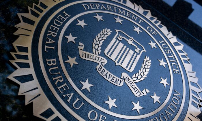 Biểu tượng FBI tại tòa nhà J. Edgar Hoover của FBI ở Hoa Thịnh Đốn, hôm 09/08/2022. (Ảnh: Stefani Reynolds/AFP qua Getty Images)