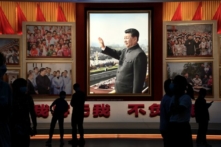 Mọi người đứng trước những tấm ảnh có hình của Chủ tịch Trung Quốc Tập Cận Bình tại Bảo tàng Đảng Cộng sản Trung Quốc ở Bắc Kinh hôm 04/09/2022. (Ảnh: Noel Celis/AFP qua Getty Images)