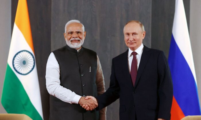 Tổng thống Nga Vladimir Putin gặp Thủ tướng Ấn Độ Narendra Modi bên lề hội nghị thượng đỉnh các nhà lãnh đạo Tổ chức Hợp tác Thượng Hải tại Samarkand, Uzbekistan, hôm 16/09/2022. (Ảnh: Alexandr Demyanchuk/Sputnik/AFP/Getty Images)