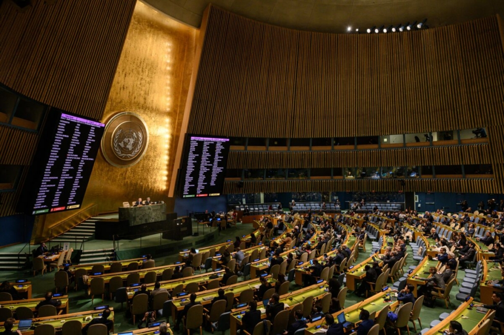 Một góc nhìn chung cho thấy các kết quả bỏ phiếu trong cuộc họp của Đại hội đồng Liên Hiệp Quốc tại trụ sở Liên Hiệp Quốc ở Thành phố New York, hôm 12/10/2022. (Ảnh: Ed Jones/AFP qua Getty Images)