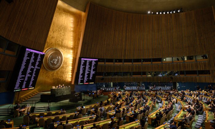Một màn hình hiển thị kết quả bỏ phiếu trong một cuộc họp của Đại hội đồng Liên Hiệp Quốc tại trụ sở Liên Hiệp Quốc ở Thành phố New York hôm 12/10/2022. (Ảnh: Ed Jones/AFP qua Getty Images)