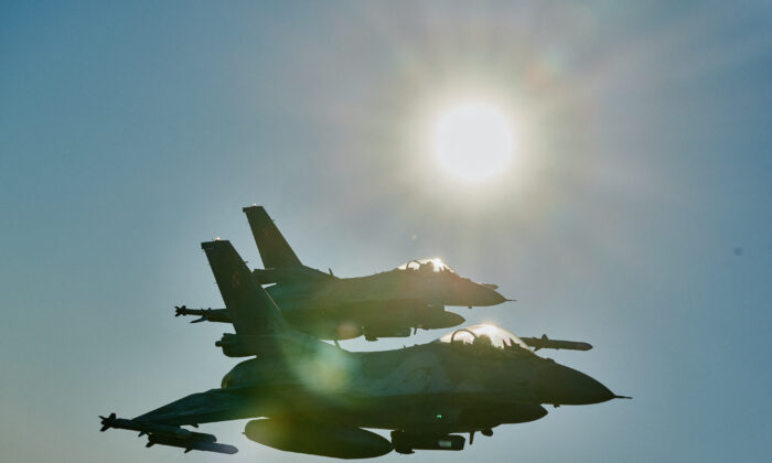 Các chiến đấu cơ F-16 tham gia cuộc tập trận Lá chắn Trên không của NATO gần căn cứ không quân ở Lask, Ba Lan, vào ngày 12/10/2022. (Ảnh: Radoslaw Jozwiak/AFP qua Getty Images)