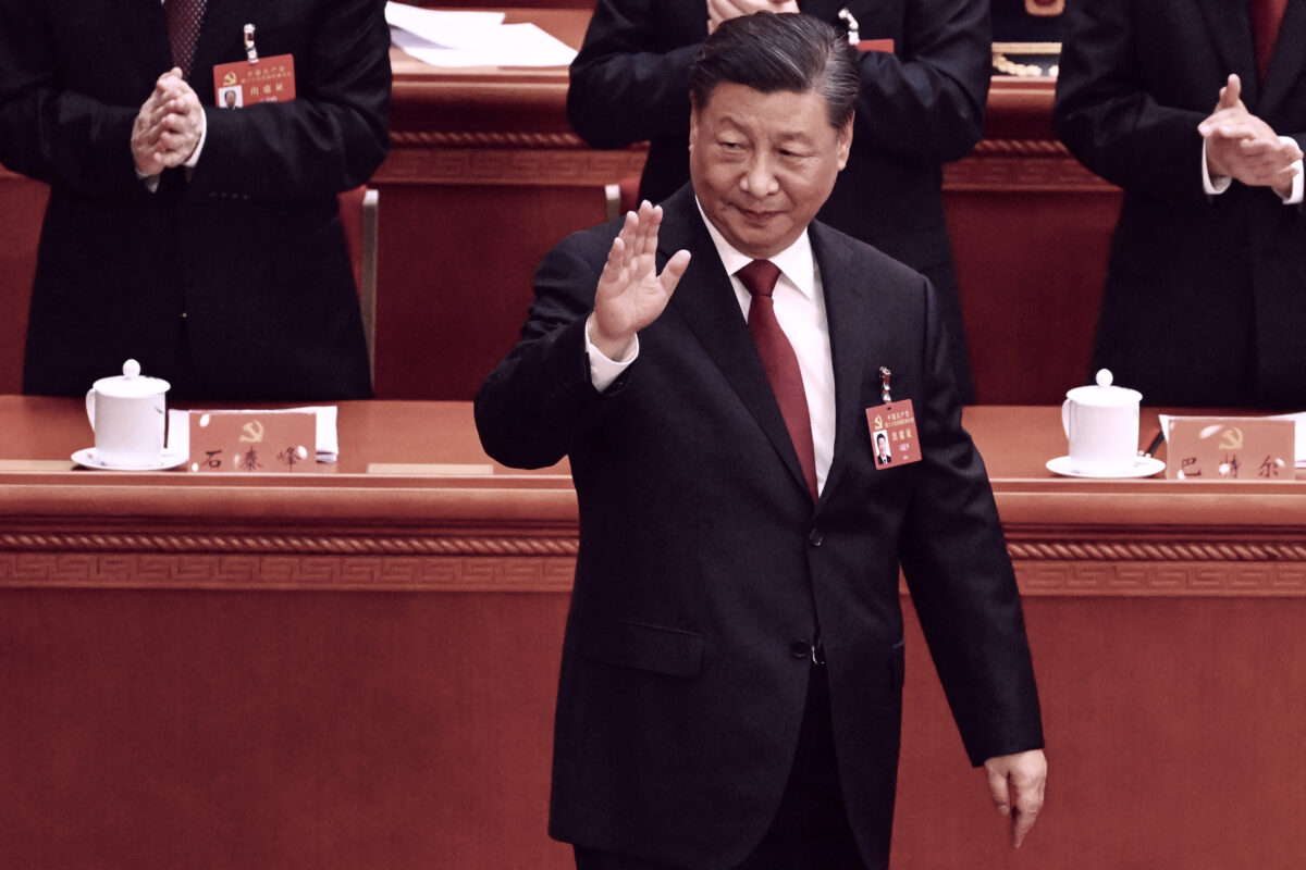 Nhà lãnh đạo Trung Quốc Tập Cận Bình vẫy tay chào khi đến dự phiên khai mạc Đại hội Đảng Cộng sản Trung Quốc khóa 20 tại Bắc Kinh vào ngày 16/10/2022. (Ảnh: Noel Celis/AFP qua Getty Images)
