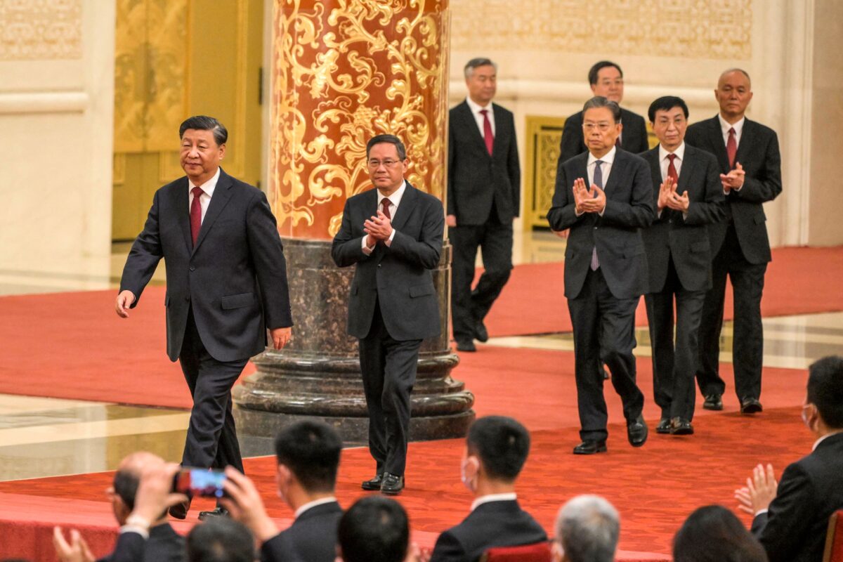 Lãnh đạo Đảng Cộng sản Trung Quốc Tập Cận Bình (trái) đi cùng với (thứ hai từ trái sang phải) ông Lý Khắc Cường, ông Lý Hi, ông Triệu Lạc Tế, ông Đinh Tiết Tường, ông Vương Hỗ ninh, và ông Thái Kỳ, các thành viên của Ban Thường vụ Bộ Chính trị khóa mới của Đảng Cộng sản Trung Quốc, cơ quan ra quyết định hàng đầu của quốc gia, khi họ gặp gỡ giới truyền thông ở Bắc Kinh hôm 23/10/2022. (Ảnh: Wang Zhao/AFP qua Getty Images)