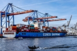 Tàu container ‘Xin Lian Yun Gang’ của COSCO Shipping tại cảng Hamburg, Đức, vào ngày 26/10/2022. (Ảnh: Axel Heimken/AFP qua Getty Images)