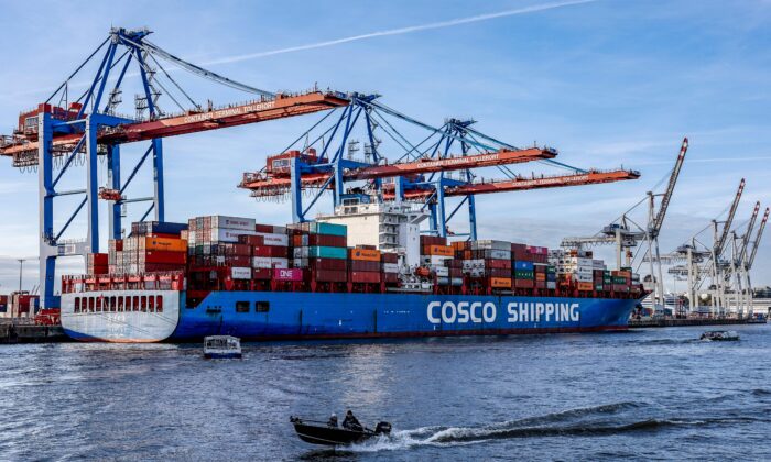 Tàu container ‘Xin Lian Yun Gang’ của COSCO Shipping tại cảng Hamburg, Đức, vào ngày 26/10/2022. (Ảnh: Axel Heimken/AFP qua Getty Images)