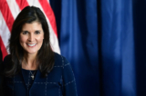 Bà Nikki Haley chào những người ủng hộ sau một sự kiện với ứng cử viên Thượng viện Pennsylvania của Đảng Cộng Hòa, Tiến sĩ Mehmet Oz ở Harrisburg, Pennsylvania, vào ngày 26/10/2022. (Ảnh: Mark Makela/Getty Images)