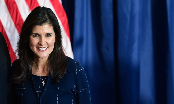 Bà Nikki Haley chào những người ủng hộ sau một sự kiện với ứng cử viên Thượng viện Pennsylvania của Đảng Cộng Hòa, Tiến sĩ Mehmet Oz ở Harrisburg, Pennsylvania, vào ngày 26/10/2022. (Ảnh: Mark Makela/Getty Images)