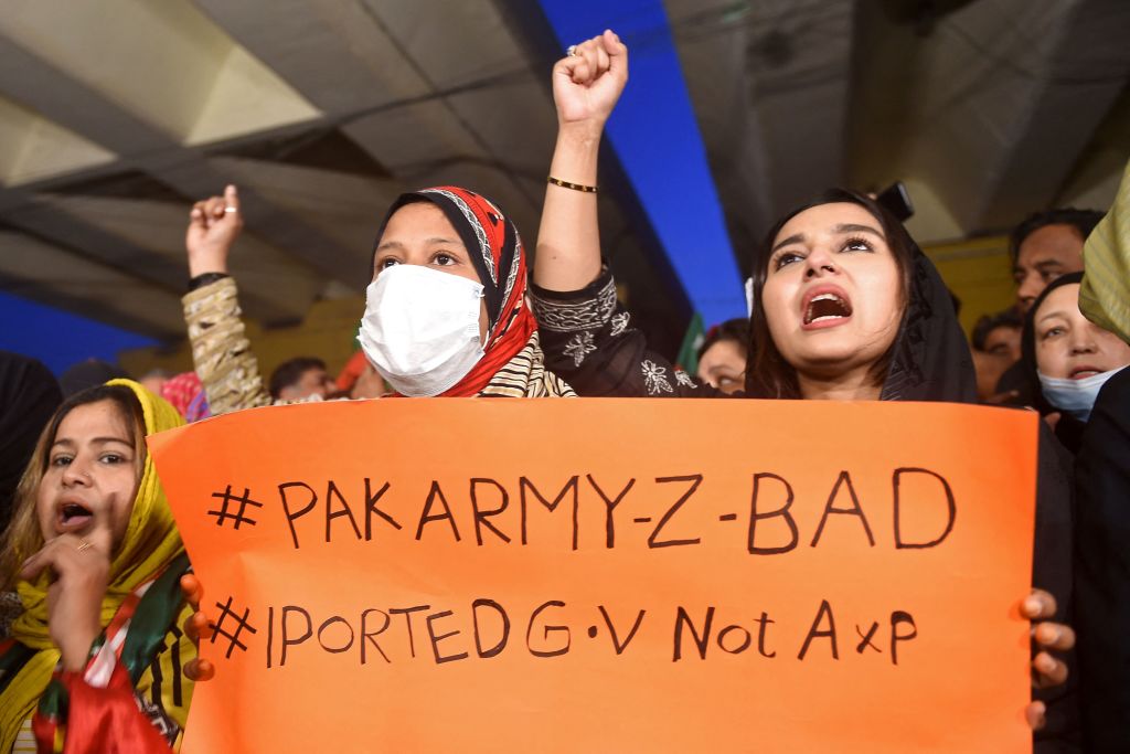Những người ủng hộ cựu thủ tướng Pakistan Imran Khan, hô vang khẩu hiệu trong cuộc biểu tình phản đối vụ ám sát ông Khan, vào ngày 06/11/2022. (Ảnh: Rizwan Tabassum/AFP qua Getty Images)
