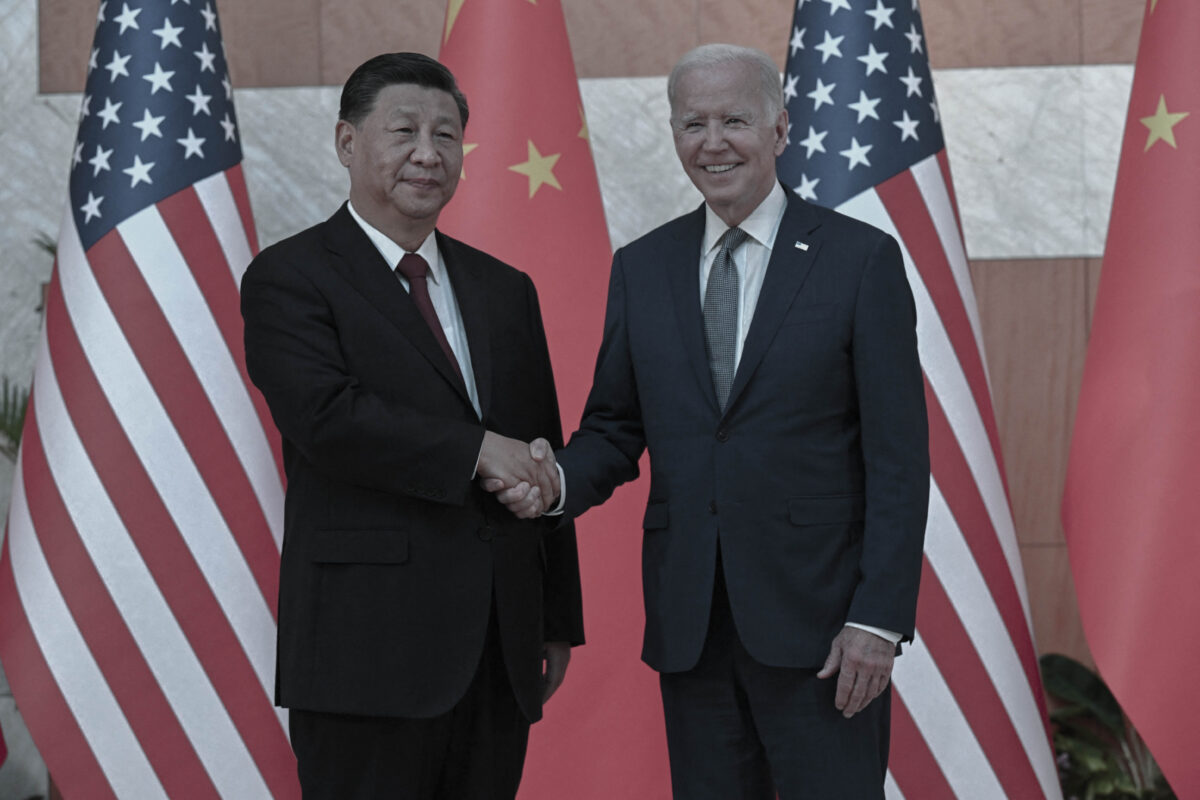 Tổng thống Hoa Kỳ Joe Biden và nhà lãnh đạo Trung Quốc Tập Cận Bình bắt tay khi gặp mặt bên lề Hội nghị thượng đỉnh G-20 ở Nusa Dua trên đảo nghỉ dưỡng Bali của Indonesia hôm 14/11/2022. (Ảnh: Saul Loeb/AFP/Getty Images)