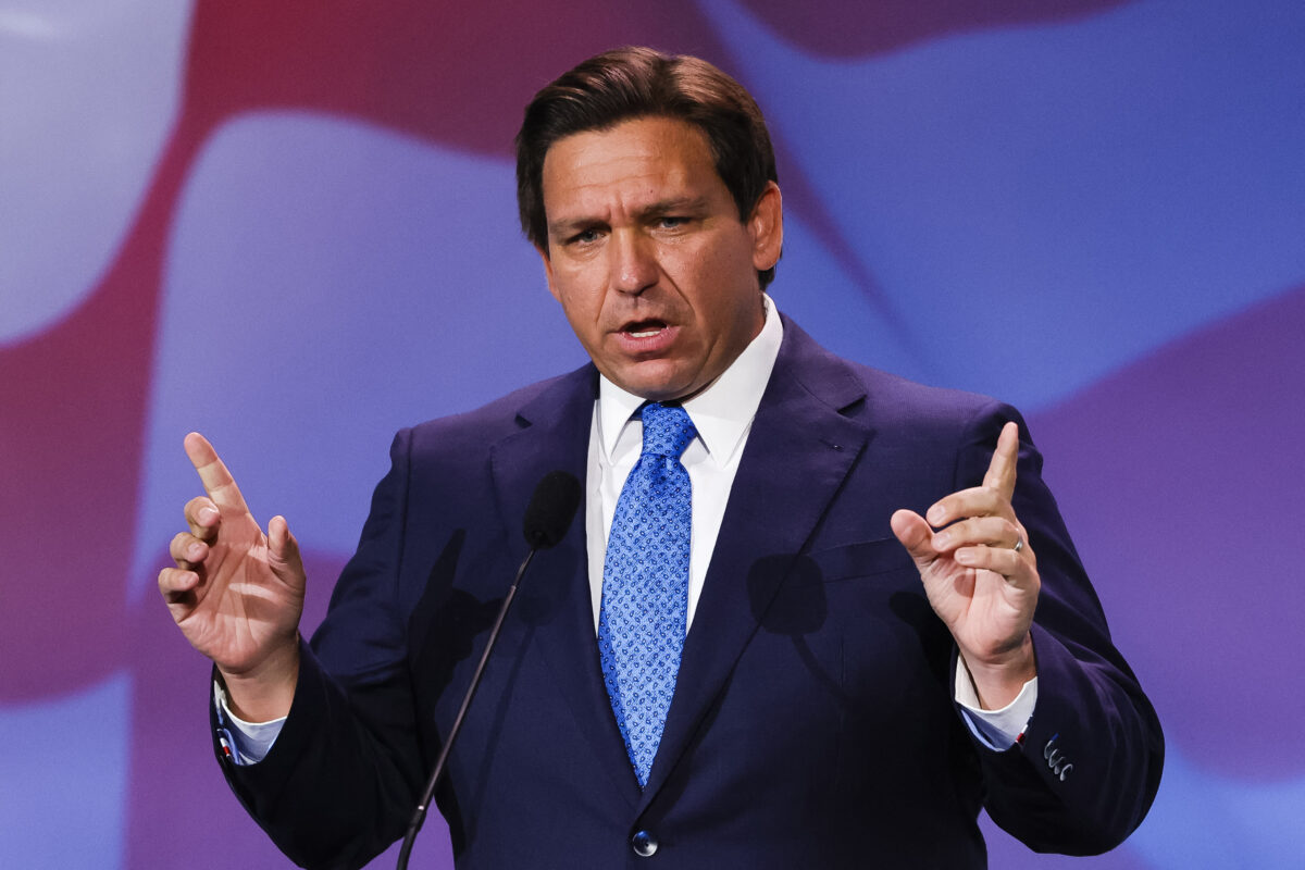 Thống đốc Florida Ron DeSantis trình bày tại Hội nghị Lãnh đạo Thường niên của Liên minh Do Thái Đảng Cộng Hòa ở Las Vegas, Nevada, hôm 19/11/2022. (Ảnh: Wade Vandervort/AFP qua Getty Images)