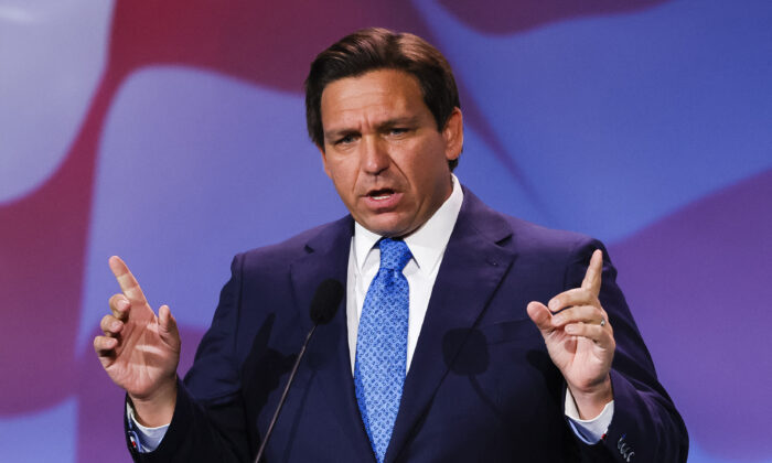 Thống đốc Florida Ron DeSantis trình bày tại Hội nghị Lãnh đạo Thường niên của Liên minh Do Thái của Đảng Cộng Hòa ở Las Vegas, Nevada, vào ngày 19/11/2022. (Ảnh: Wade Vandervort/AFP qua Getty Images)