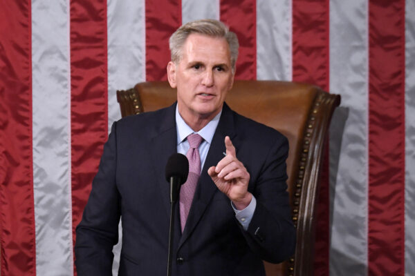 Dân biểu Kevin McCarthy (Cộng Hòa-California) đọc diễn văn sau khi đắc cử trong cuộc bỏ phiếu lần thứ 15 tại Điện Capitol Hoa Kỳ ở Hoa Thịnh Đốn, hôm 07/01/2023 (Ảnh: Olivier Douliery/AFP qua Getty Images)