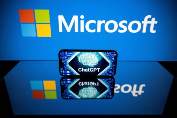 Màn hình hiển thị logo của Microsoft và ChatGPT, một phần mềm ứng dụng trí tuệ nhân tạo đàm thoại do OpenAI phát triển. (Ảnh: Lionel Bonavoji/AFP qua Getty Images)