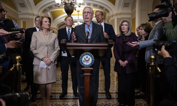 Lãnh đạo Thiểu số Thượng viện Mitch McConnell (Cộng Hòa-Kentucky) trình bày trong một cuộc họp báo sau buổi tiệc trưa họp kín với các Thượng nghị sĩ Đảng Cộng Hòa tại Điện Capitol Hoa Kỳ ở Hoa Thịnh Đốn, hôm 24/01/2023. (Ảnh: Drew Angerer/Getty Images)