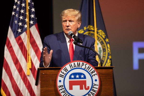 Cựu Tổng thống Donald Trump trình bày tại cuộc họp thường niên của Ủy ban Tiểu bang Đảng Cộng Hòa New Hampshire ở Salem, New Hampshire, hôm 28/01/2023. (Ảnh: Scott Eisen/Getty Images)