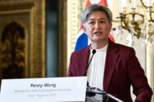 Ngoại trưởng Úc Penny Wong nói chuyện trong một cuộc họp báo sau cuộc gặp chung với người đồng cấp Pháp tại Quai d’Orsay ở Paris, hôm 30/01/2023. (Ảnh: Stephane de Sakutin/AFP qua Getty Images)