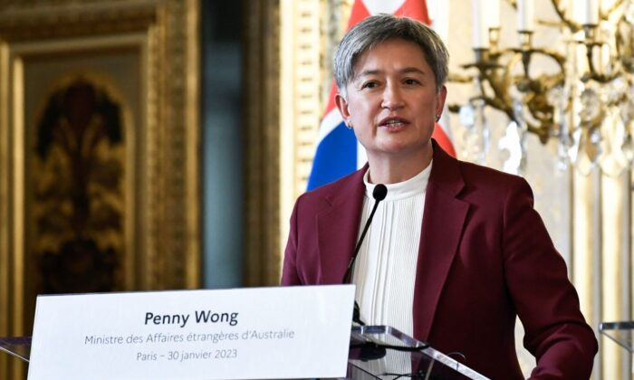 Ngoại trưởng Úc Penny Wong trình bày trong một cuộc họp báo sau cuộc họp chung với người đồng cấp Pháp tại Quai d’Orsay ở Paris, hôm 30/01/2023. (Ảnh: Stephane de Sakutin/AFP via Getty Images)