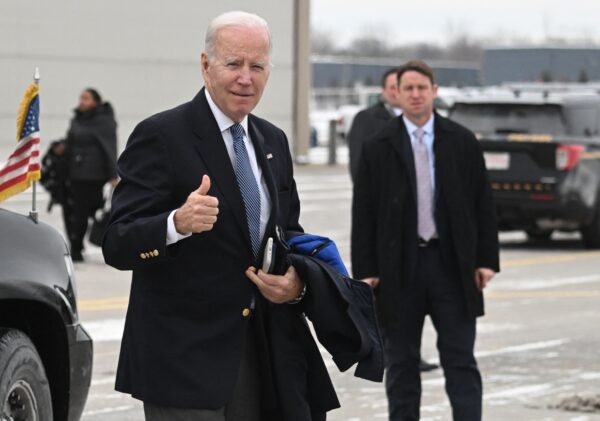 Tổng thống Joe Biden đến để lên Không Lực Một tại Căn cứ Lực lượng Phòng không Quốc gia Hancock Field ở Syracuse, New York, hôm 04/02/2023. (Ảnh: Andrew Caballero-Reynolds/AFP via Getty Images)