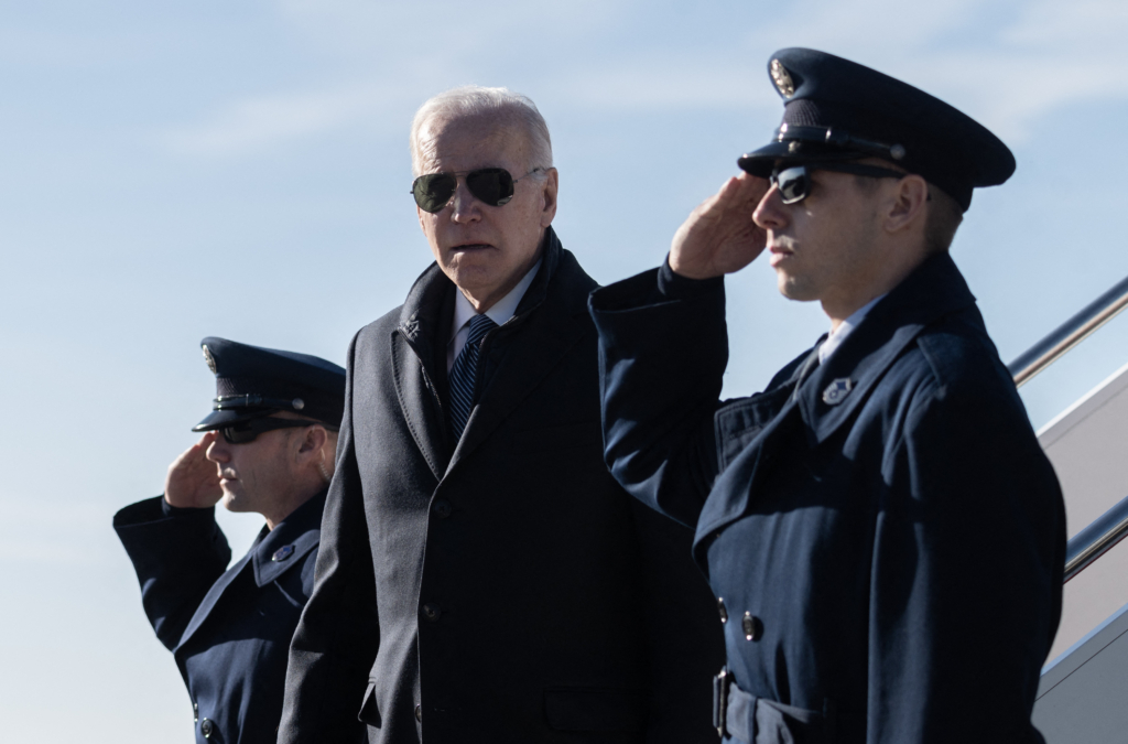 Tổng thống Hoa Kỳ Joe Biden đến Phi trường Khu vực Hagerstown ở Hagerstown, Maryland, hôm 04/02/2023. (Ảnh: Andrew Caballero-Reynolds/AFP qua Getty Images)