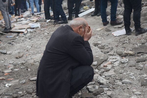 Một người đàn ông biểu lộ sự xúc động trong khi mọi người tìm kiếm những người sống sót dưới đống đổ nát ở Diyarbakir sau trận động đất mạnh 7.8 độ richter tấn công phía đông nam Thổ Nhĩ Kỳ, hôm 06/02/2023. (Ảnh: Ilyas Akengin/AFP/Getty Images)