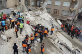 Lực lượng cứu hộ tìm kiếm những người sống sót qua đống đổ nát ở Sanliurfa, sau trận động đất mạnh 7.8 độ richter tấn công phía đông nam Thổ Nhĩ Kỳ hôm 06/02/2023. (Ảnh: STR/AFP qua Getty Images)