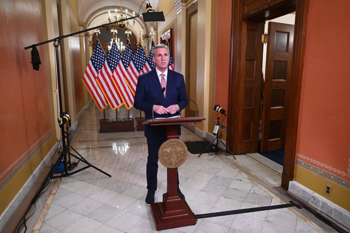 Chủ tịch Hạ viện Hoa Kỳ Kevin McCarthy (Cộng Hòa-California) diễn thuyết về mức trần nợ tại Điện Capitol Hoa Kỳ ở Hoa Thịnh Đốn hôm 06/02/2023. (Ảnh: Saul Loeb/AFP qua Getty Images)