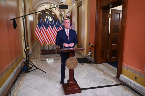 Chủ tịch Hạ viện Kevin McCarthy (Cộng Hòa-California) đưa ra nhận xét về mức trần nợ tại Tòa nhà Quốc hội Hoa Kỳ ở Hoa Thịnh Đốn hôm 06/02/2023. (Ảnh: Saul Loeb/AFP qua Getty Images)