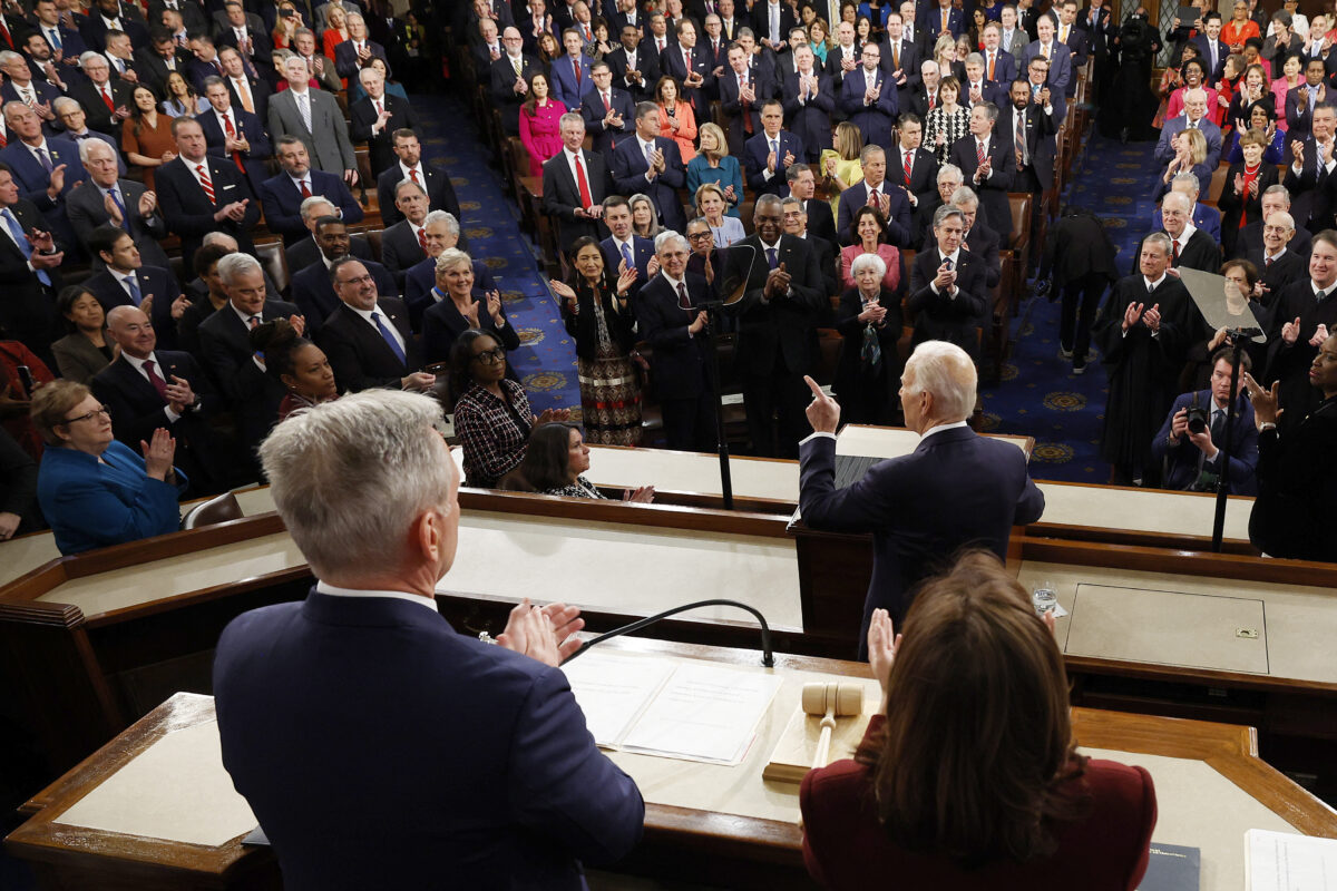 Phó Tổng thống Hoa Kỳ Kamala Harris (phải) cùng Chủ tịch Hạ viện Hoa Kỳ Kevin McCarthy (Cộng Hòa-California) (trái) lắng nghe khi Tổng thống Hoa Kỳ Joe Biden đọc diễn văn Thông điệp Liên bang tại Phòng họp Hạ viện của Điện Capitol Hoa Kỳ ở Hoa Thịnh Đốn hôm 07/02/2023. (Ảnh: Kevin Dietsch/AFP qua Getty Images)