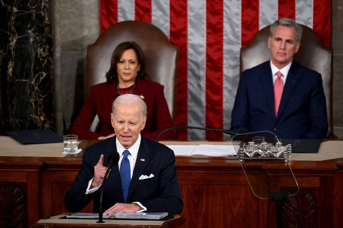 Phó Tổng thống Hoa Kỳ Kamala Harris và Chủ tịch Hạ viện Hoa Kỳ Kevin McCarthy (Cộng Hòa-California) lắng nghe khi Tổng thống Hoa Kỳ Joe Biden đọc diễn văn Thông điệp Liên bang tại Phòng họp Hạ viện của Điện Capitol Hoa Kỳ ở Hoa Thịnh Đốn hôm 07/02/2023. (Ảnh: Saul Loeb/AFP qua Getty Images)